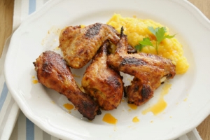 Pieczone udka i skrzydełka z kurczaka z dodatkiem puree ziemniaczano-dyniowego