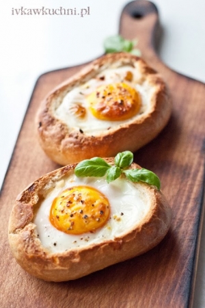 Jajko zapiekane w bułce, z boczkiem, serem żółtym i cebulą