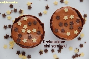 Czekoladowe mini serniczki w ciasteczkowych miseczkach