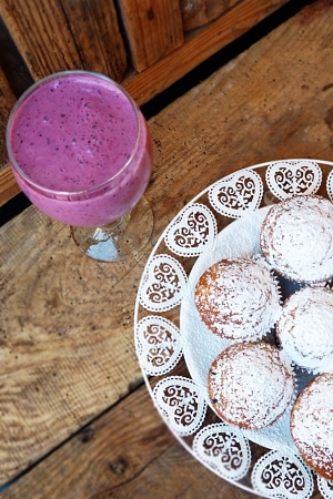 Muffinki waniliowe z jagodami i koktajl z owoców leśnych - przepis