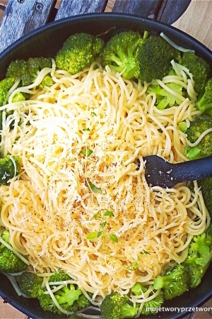 Spaghetti z serami i brokułami