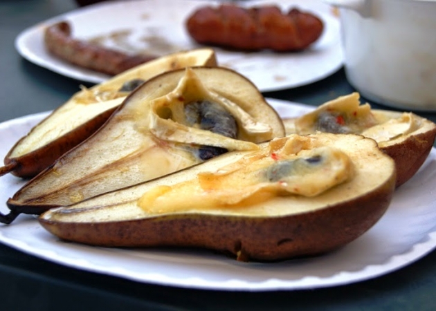 Grillowane gruszki nadziewane serem pleśniowym i śliweczką
