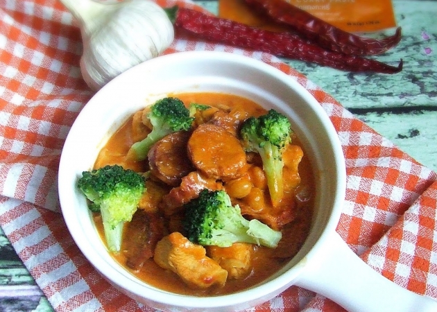 Curry z brokułem, chorizo i cieciorką