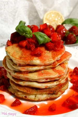 Bazyliowo – cytrynowe pancakes z syropem truskawkowym