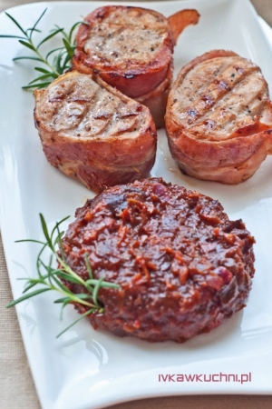 Grillowane polędwiczki w boczku z chutneyem cebulowo-śliwkowym  /Pudliszki pomidorowe inspiracje - mięso/