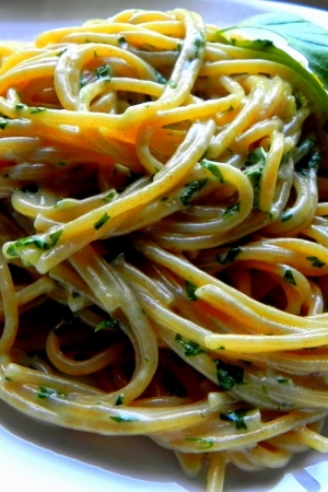 Szybkie i lekkie spaghetti ze świeżą bazylią