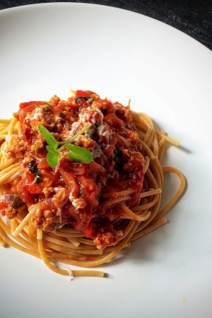Pomidorowe razowe spaghetti bolognese z serem pleśniowym