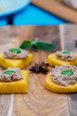 Grillowana, serowa polenta z foie gras i kropką miętowej emulsji
