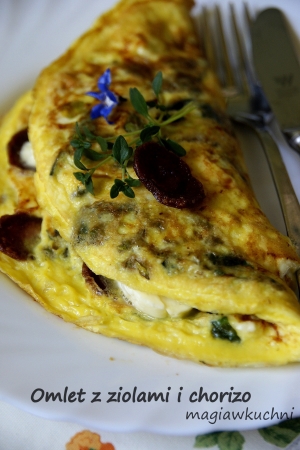 Omlet z ziołami i kiełbasą chorizo