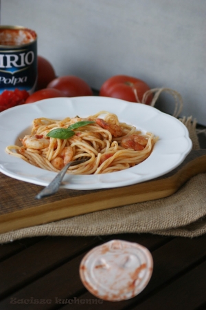 Spaghetti z krewetkami w sosie pomidorowym