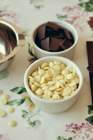 Jak roztapiać czekoladę i co zrobić, gdy się zwarzy?