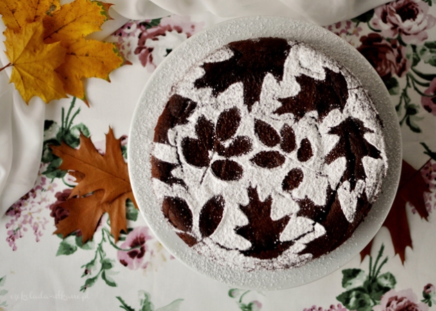 Bezglutenowe ciasto czekoladowe z dekoracją z liści