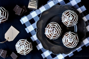 Czekoladowe muffiny z pajęczyną (na Halloween)