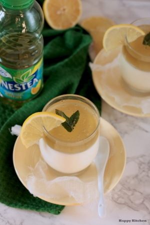 Jogurtowa panna cotta z galaretką z zielonej herbaty (ze stewią).