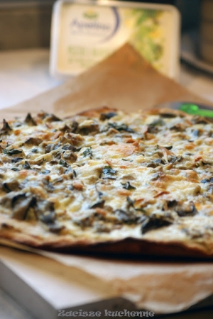 Pizza z zielonkami i kremowym sosem
