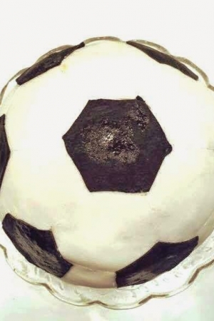 Tort urodzinowy śmietanowo - czekoladowy z brzoskwiniami w kształcie piłki nożnej
