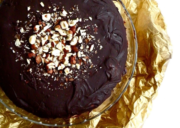 Tort Euromillionera - na maślanym biszkopcie, z kremem kajmakowym, polewą czekoladową i orzechami