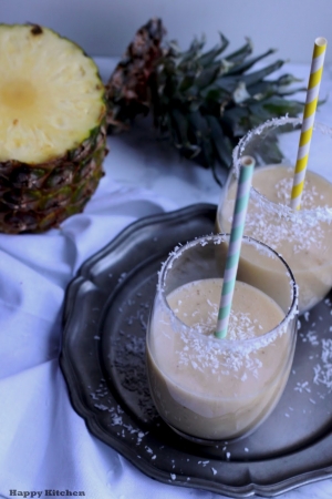 Koktajl bananowo - ananasowy z mlekiem kokosowym.