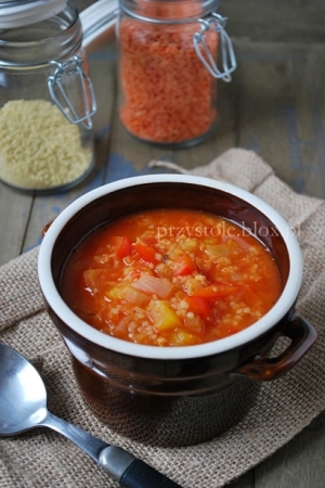 Zupa pomidorowa z soczewicą, papryką i kuskusem