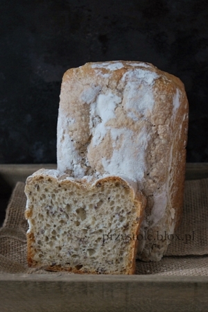 Chleb pszenno-żytni z ziarnami na zakwasie