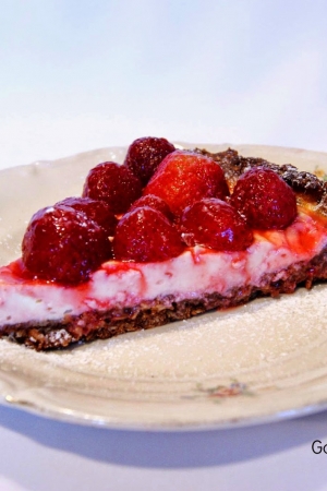 #6 Odtłuszczanie z M&M: deser - dietetyczna i zdrowa tarta czekoladowa z masą serową i truskawkami