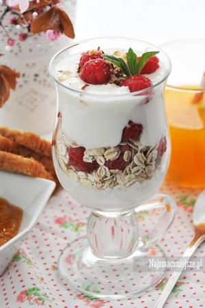 Jogurt z płatkami i owocami