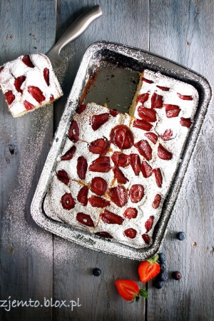 Ciasto kubeczkowe z truskawkami