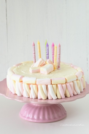 Pastelowy tort dla dzieci z piankami marshmallow