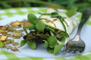 Roladki z grillowanej cukini z zielonym serkiem, szparagami i chrupiącymi ziarnami