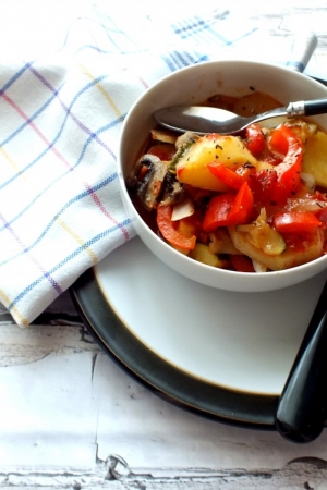 Wegańska zapiekanka z ziemniakami i pomidorami