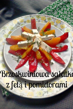 Brzoskwiniowa sałatka z fetą i pomidorami