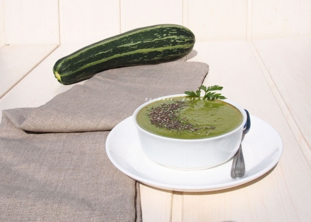 Zielona zupa warzywna z ciecierzycą, pełna witamin