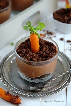Czekoladowo-owocowe mini serniczki z kruszonką i miodowymi marchewkami, czyli zdrowa słodycz