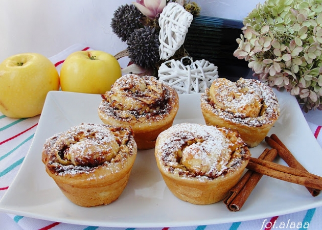 Drożdżowe muffinki z cynamonem i jabłkami