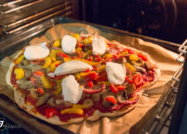 Jak zrobić: Klasyczna pizza z pieczarkami i dodatkami (przepis)