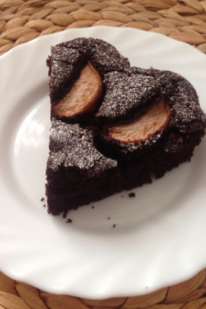 Wegańskie ciasto czekoladowe z gruszkami i winem