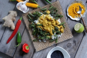 Rozgrzewające curry z kurczakiem i orzechowo- limonkową zieloną fasolką