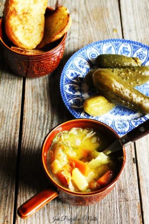 Zupa ogórkowa z ziemniakami na żeberkach - pyszny domowy smak - przepis tradycyjny