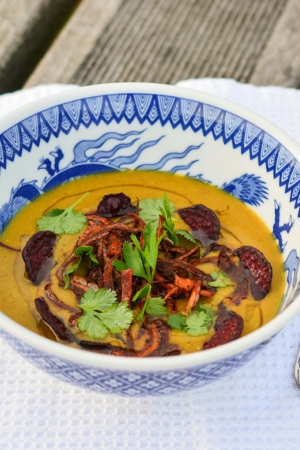 Indyjska zupa dal na łuskanym grochu z chrustem z cebuli