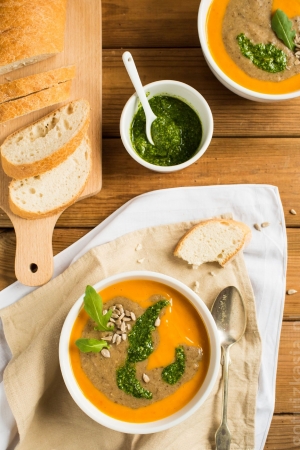 Zupa grzybowo­-dyniowa z dodatkiem pesto z rukoli