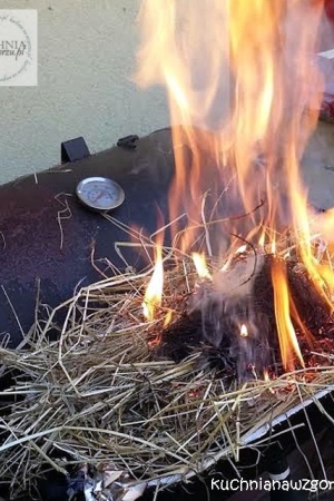 Łosoś wędzony w palonym sianie