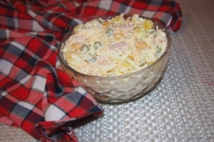 Szybka sałatka z selerem konserwowym, serem żółtym i wędliną