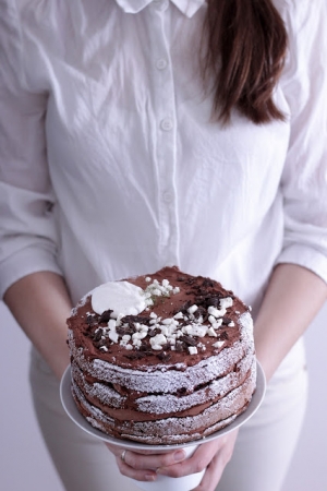 Rustykalny tort czekoladowo - porzeczkowy z bezą.