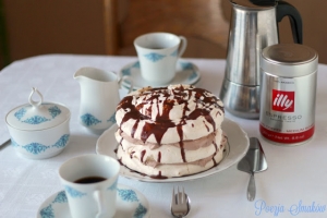 Kremowy torcik bezowy z ganache czekoladowym - idealny do kawy.