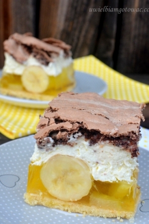 Ciasto z bananami, galaretką i czekoladową bezą