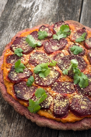 Wegańska pełnoziarnista pizza orkiszowa z burakiem i musem dyniowym