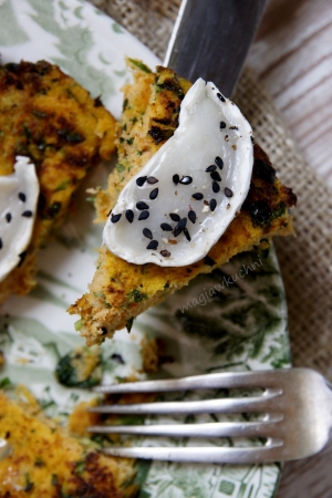 Omlet marchewkowy z ziołami i kozim serem