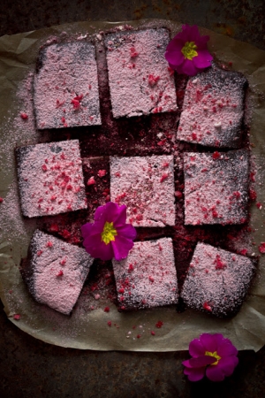 Czekoladowe ciasto buraczane z różowym cukrem pudrem