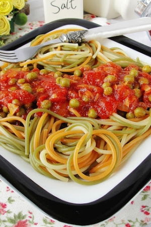 Spaghetti w sosie pomidorowym z groszkiem
