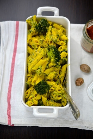 Bezglutenowy makaron z wegańskim sosem serowym i brokułami